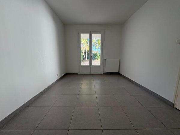 Maison plein pied 110m², 3 chambres et jardin.