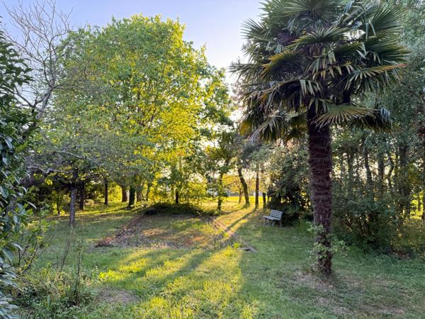 Ce beau terrain arboré, avec une borne électrique et de l'eau.