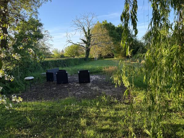 Ce beau terrain arboré, avec une borne électrique et de l'eau.