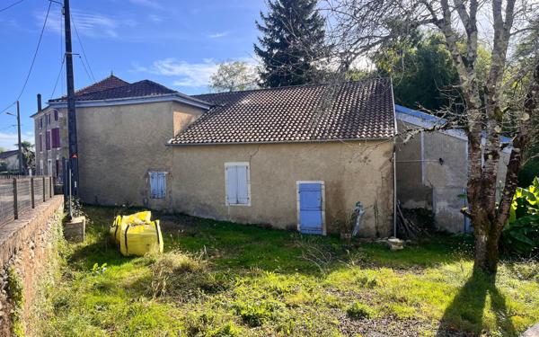 Maison à vendre    2 pièces •  Carresse-Cassaber