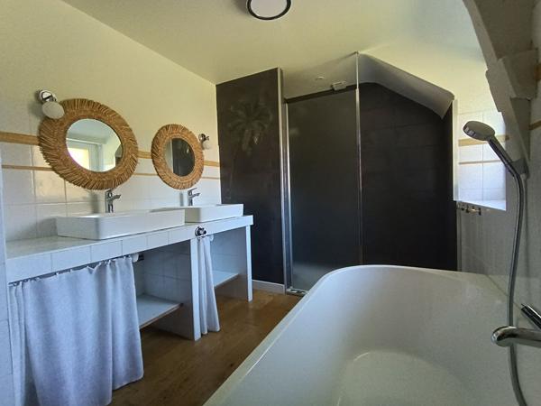 Magnifique longère aux belles prestations située dans un secteur privilégié de Saint Avé et aux portes de Vannes