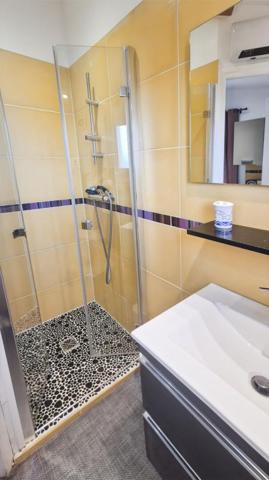 SAINT-SATURNIN LES AVIGNON Maison  7 pièce(s)  155 m² 449 000