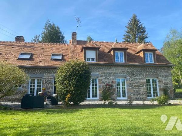 A Caligny une maison en pierres d'une surface habitable d'environ 134 m², répartie comme ceci:...