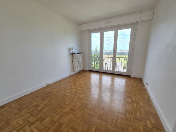 Grand 3 pièces 71.37m² - Cave et parking - proche RER et écoles