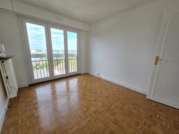 Grand 3 pièces 71.37m² - Cave et parking - proche RER et écoles