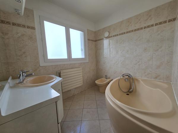 Grand 3 pièces 71.37m² - Cave et parking - proche RER et écoles