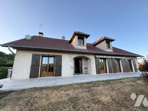 A 10 min de RIOZ
MAISON 164 m² avec 300 m² de surfaces annexes sur 5280 m² de terrain constructible