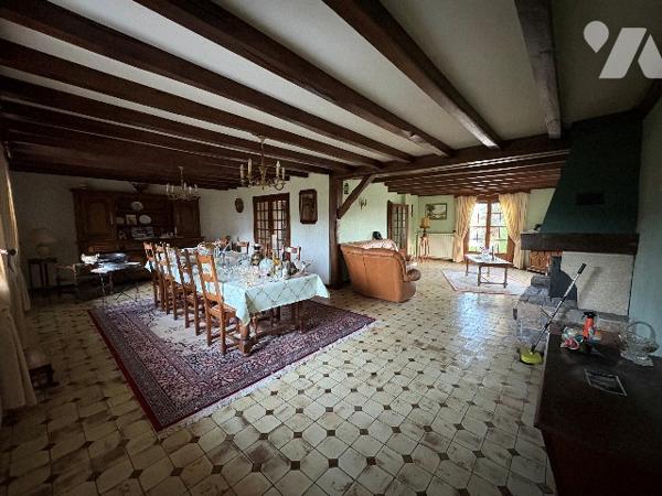 A 10 min de RIOZ
MAISON 164 m² avec 300 m² de surfaces annexes sur 5280 m² de terrain constructible