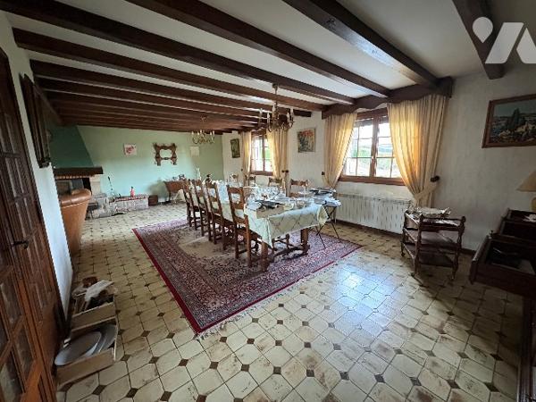A 10 min de RIOZ
MAISON 164 m² avec 300 m² de surfaces annexes sur 5280 m² de terrain constructible