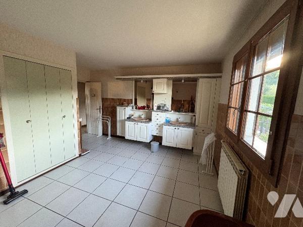 A 10 min de RIOZ
MAISON 164 m² avec 300 m² de surfaces annexes sur 5280 m² de terrain constructible