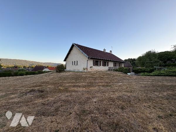 A 10 min de RIOZ
MAISON 164 m² avec 300 m² de surfaces annexes sur 5280 m² de terrain constructible