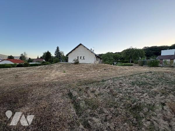 A 10 min de RIOZ
MAISON 164 m² avec 300 m² de surfaces annexes sur 5280 m² de terrain constructible