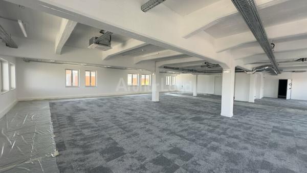 BUREAUX à VENDRE de 910 m²