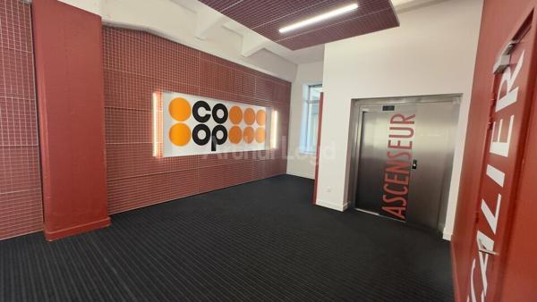 BUREAUX à VENDRE de 910 m²