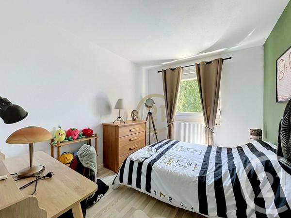 Appartement F5 à vendre  5 pièces - 84,10 m 2   VALDOIE  - 90