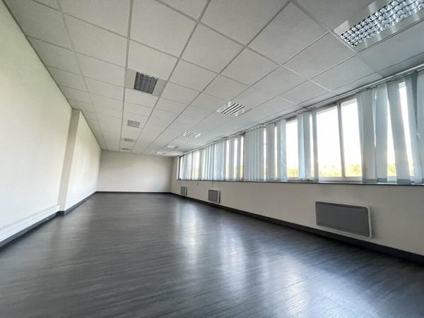 POITIERS CENTRE CITEE JUDICIAIRE - BUREAUX A VENDRE AVEC 7 PLACES DE STATIONNEMENT