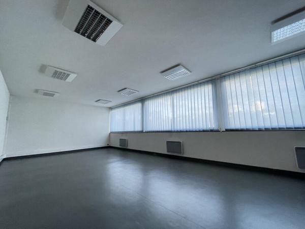 POITIERS CENTRE CITEE JUDICIAIRE - BUREAUX A VENDRE AVEC 7 PLACES DE STATIONNEMENT