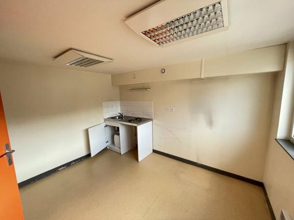POITIERS CENTRE CITEE JUDICIAIRE - BUREAUX A VENDRE AVEC 7 PLACES DE STATIONNEMENT