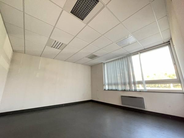 POITIERS CENTRE CITEE JUDICIAIRE - BUREAUX A VENDRE AVEC 7 PLACES DE STATIONNEMENT