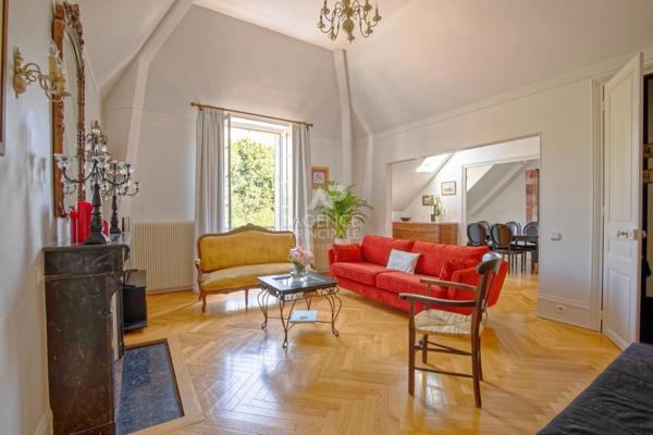 "Versailles Saint-Symphorien" Sublime Hôtel particulier - appartement meublé de 100 m2 avec parking ! Loyer 2 490 €/mois **  - Référence  26263