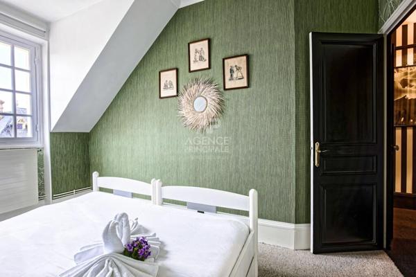 "Versailles Saint-Symphorien" Sublime Hôtel particulier - appartement meublé de 100 m2 avec parking ! Loyer 2 490 €/mois **  - Référence  26263