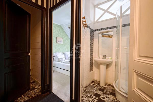 "Versailles Saint-Symphorien" Sublime Hôtel particulier - appartement meublé de 100 m2 avec parking ! Loyer 2 490 €/mois **  - Référence  26263