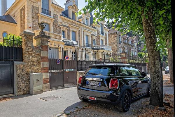 "Versailles Saint-Symphorien" Sublime Hôtel particulier - appartement meublé de 100 m2 avec parking ! Loyer 2 490 €/mois **  - Référence  26263