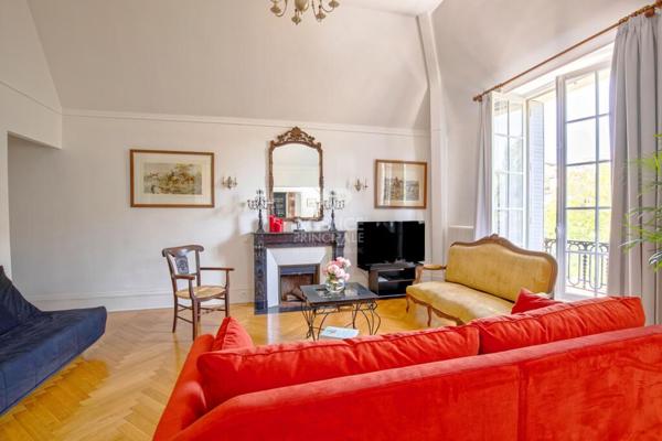 "Versailles Saint-Symphorien" Sublime Hôtel particulier - appartement meublé de 100 m2 avec parking ! Loyer 2 490 €/mois **  - Référence  26263
