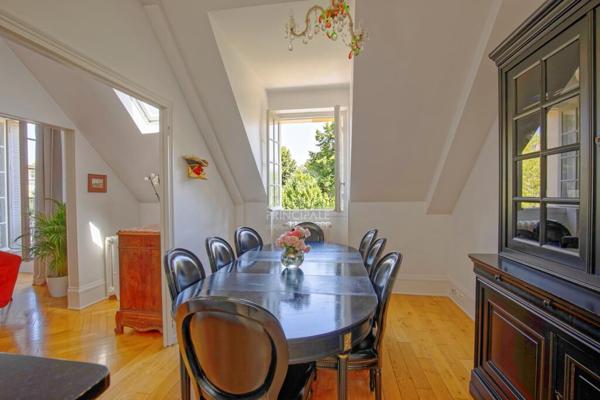 "Versailles Saint-Symphorien" Sublime Hôtel particulier - appartement meublé de 100 m2 avec parking ! Loyer 2 490 €/mois **  - Référence  26263