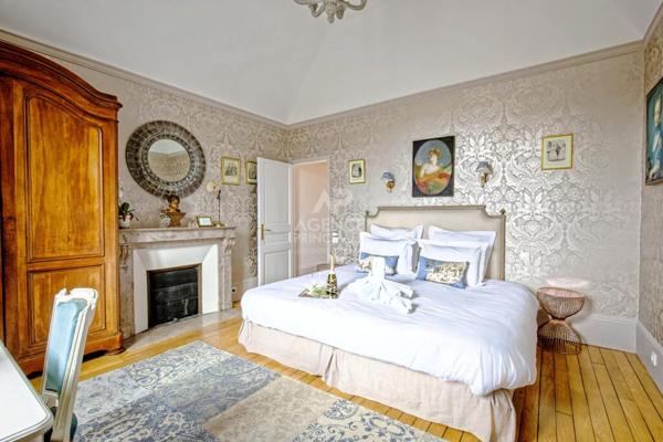 "Versailles Saint-Symphorien" Sublime Hôtel particulier - appartement meublé de 100 m2 avec parking ! Loyer 2 490 €/mois **  - Référence  26263
