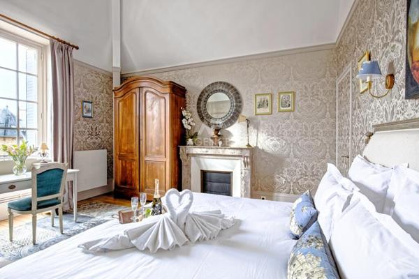 "Versailles Saint-Symphorien" Sublime Hôtel particulier - appartement meublé de 100 m2 avec parking ! Loyer 2 490 €/mois **  - Référence  26263