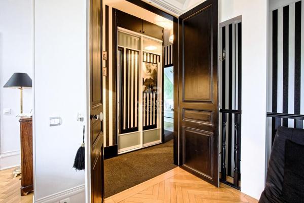 "Versailles Saint-Symphorien" Sublime Hôtel particulier - appartement meublé de 100 m2 avec parking ! Loyer 2 490 €/mois **  - Référence  26263
