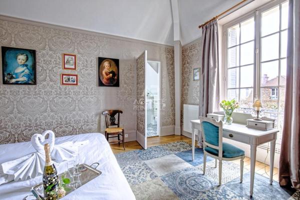 "Versailles Saint-Symphorien" Sublime Hôtel particulier - appartement meublé de 100 m2 avec parking ! Loyer 2 490 €/mois **  - Référence  26263