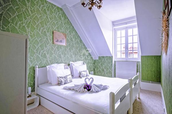 "Versailles Saint-Symphorien" Sublime Hôtel particulier - appartement meublé de 100 m2 avec parking ! Loyer 2 490 €/mois **  - Référence  26263