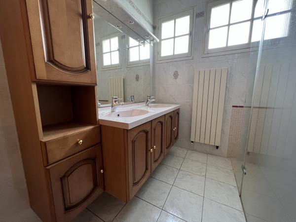 À VENDRE - MAISON DE PLAIN-PIED DE TYPE 7 À RÉNOVER - LA ROCHELLE