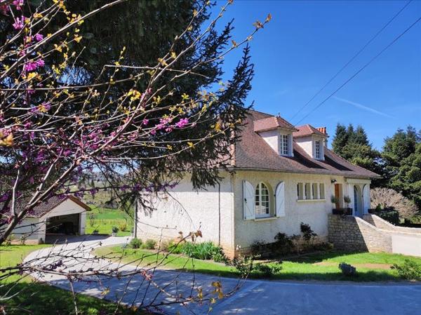 Maison à vendre |  Saint-Céré |  6 pièces | 220 m²