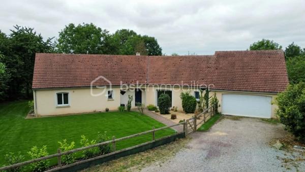 Découvrez cette agréable maison de plein pied.

Elle se compose d’une cuisine aménagée et équipée ouverte sur un grand salon, offrant un bel espace de vie convivial. Côté nuit, vous disposerez de quatre chambres, dont une avec dressing attenant, ainsi que d’une salle d’eau, d’une salle de bain avec douche et de 2 WC.

La maison bénéficie également d’une buanderie, d’une cave, d’un grand garage ainsi que d’une pièce de stockage située au-dessus de celui-ci.

À l’extérieur, vous profiterez d’une terrasse et d’un terrain entièrement clôturé. Pour ceux qui souhaitent davantage d’espace, il est également possible d’acquérir du terrain supplémentaire.

Côté confort, la maison est équipée d’un chauffage électrique et raccordée au tout-à-l’égout.

Autre atout : les commerces se trouvent à seulement quelques minutes à pied, permettant de profiter facilement des commodités du quotidien.

Une maison fonctionnelle et agréable, offrant de beaux volumes et de nombreuses possibilités, idéale pour une famille à la recherche d’espace et de confort.. À découvrir sans tarder !