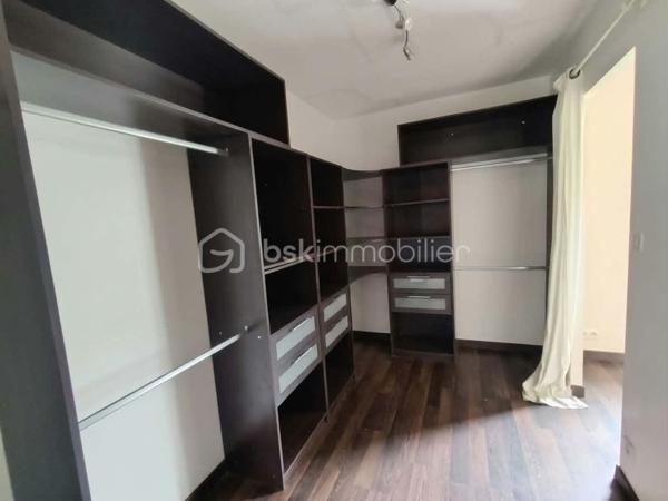 Découvrez cette agréable maison de plein pied.

Elle se compose d’une cuisine aménagée et équipée ouverte sur un grand salon, offrant un bel espace de vie convivial. Côté nuit, vous disposerez de quatre chambres, dont une avec dressing attenant, ainsi que d’une salle d’eau, d’une salle de bain avec douche et de 2 WC.

La maison bénéficie également d’une buanderie, d’une cave, d’un grand garage ainsi que d’une pièce de stockage située au-dessus de celui-ci.

À l’extérieur, vous profiterez d’une terrasse et d’un terrain entièrement clôturé. Pour ceux qui souhaitent davantage d’espace, il est également possible d’acquérir du terrain supplémentaire.

Côté confort, la maison est équipée d’un chauffage électrique et raccordée au tout-à-l’égout.

Autre atout : les commerces se trouvent à seulement quelques minutes à pied, permettant de profiter facilement des commodités du quotidien.

Une maison fonctionnelle et agréable, offrant de beaux volumes et de nombreuses possibilités, idéale pour une famille à la recherche d’espace et de confort.. À découvrir sans tarder !