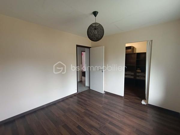Découvrez cette agréable maison de plein pied.

Elle se compose d’une cuisine aménagée et équipée ouverte sur un grand salon, offrant un bel espace de vie convivial. Côté nuit, vous disposerez de quatre chambres, dont une avec dressing attenant, ainsi que d’une salle d’eau, d’une salle de bain avec douche et de 2 WC.

La maison bénéficie également d’une buanderie, d’une cave, d’un grand garage ainsi que d’une pièce de stockage située au-dessus de celui-ci.

À l’extérieur, vous profiterez d’une terrasse et d’un terrain entièrement clôturé. Pour ceux qui souhaitent davantage d’espace, il est également possible d’acquérir du terrain supplémentaire.

Côté confort, la maison est équipée d’un chauffage électrique et raccordée au tout-à-l’égout.

Autre atout : les commerces se trouvent à seulement quelques minutes à pied, permettant de profiter facilement des commodités du quotidien.

Une maison fonctionnelle et agréable, offrant de beaux volumes et de nombreuses possibilités, idéale pour une famille à la recherche d’espace et de confort.. À découvrir sans tarder !