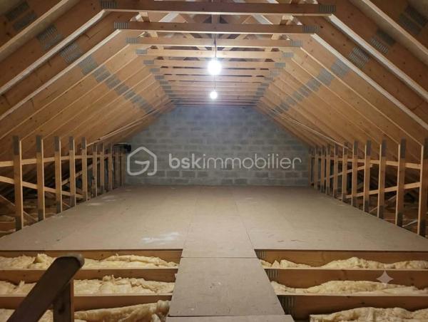 Découvrez cette agréable maison de plein pied.

Elle se compose d’une cuisine aménagée et équipée ouverte sur un grand salon, offrant un bel espace de vie convivial. Côté nuit, vous disposerez de quatre chambres, dont une avec dressing attenant, ainsi que d’une salle d’eau, d’une salle de bain avec douche et de 2 WC.

La maison bénéficie également d’une buanderie, d’une cave, d’un grand garage ainsi que d’une pièce de stockage située au-dessus de celui-ci.

À l’extérieur, vous profiterez d’une terrasse et d’un terrain entièrement clôturé. Pour ceux qui souhaitent davantage d’espace, il est également possible d’acquérir du terrain supplémentaire.

Côté confort, la maison est équipée d’un chauffage électrique et raccordée au tout-à-l’égout.

Autre atout : les commerces se trouvent à seulement quelques minutes à pied, permettant de profiter facilement des commodités du quotidien.

Une maison fonctionnelle et agréable, offrant de beaux volumes et de nombreuses possibilités, idéale pour une famille à la recherche d’espace et de confort.. À découvrir sans tarder !
