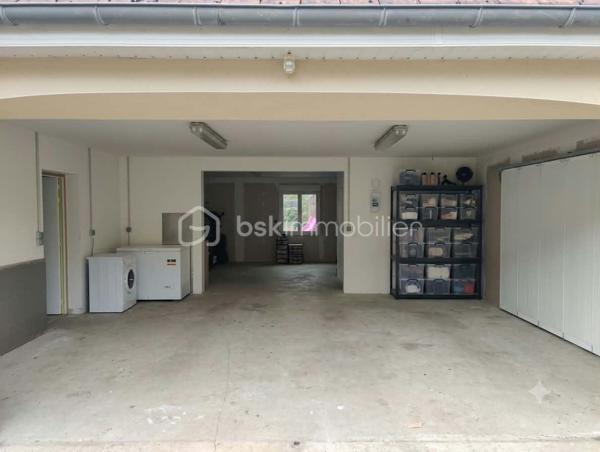 Découvrez cette agréable maison de plein pied.

Elle se compose d’une cuisine aménagée et équipée ouverte sur un grand salon, offrant un bel espace de vie convivial. Côté nuit, vous disposerez de quatre chambres, dont une avec dressing attenant, ainsi que d’une salle d’eau, d’une salle de bain avec douche et de 2 WC.

La maison bénéficie également d’une buanderie, d’une cave, d’un grand garage ainsi que d’une pièce de stockage située au-dessus de celui-ci.

À l’extérieur, vous profiterez d’une terrasse et d’un terrain entièrement clôturé. Pour ceux qui souhaitent davantage d’espace, il est également possible d’acquérir du terrain supplémentaire.

Côté confort, la maison est équipée d’un chauffage électrique et raccordée au tout-à-l’égout.

Autre atout : les commerces se trouvent à seulement quelques minutes à pied, permettant de profiter facilement des commodités du quotidien.

Une maison fonctionnelle et agréable, offrant de beaux volumes et de nombreuses possibilités, idéale pour une famille à la recherche d’espace et de confort.. À découvrir sans tarder !