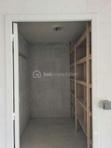 Découvrez cette agréable maison de plein pied.

Elle se compose d’une cuisine aménagée et équipée ouverte sur un grand salon, offrant un bel espace de vie convivial. Côté nuit, vous disposerez de quatre chambres, dont une avec dressing attenant, ainsi que d’une salle d’eau, d’une salle de bain avec douche et de 2 WC.

La maison bénéficie également d’une buanderie, d’une cave, d’un grand garage ainsi que d’une pièce de stockage située au-dessus de celui-ci.

À l’extérieur, vous profiterez d’une terrasse et d’un terrain entièrement clôturé. Pour ceux qui souhaitent davantage d’espace, il est également possible d’acquérir du terrain supplémentaire.

Côté confort, la maison est équipée d’un chauffage électrique et raccordée au tout-à-l’égout.

Autre atout : les commerces se trouvent à seulement quelques minutes à pied, permettant de profiter facilement des commodités du quotidien.

Une maison fonctionnelle et agréable, offrant de beaux volumes et de nombreuses possibilités, idéale pour une famille à la recherche d’espace et de confort.. À découvrir sans tarder !