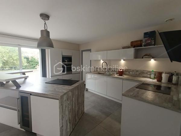 Découvrez cette agréable maison de plein pied.

Elle se compose d’une cuisine aménagée et équipée ouverte sur un grand salon, offrant un bel espace de vie convivial. Côté nuit, vous disposerez de quatre chambres, dont une avec dressing attenant, ainsi que d’une salle d’eau, d’une salle de bain avec douche et de 2 WC.

La maison bénéficie également d’une buanderie, d’une cave, d’un grand garage ainsi que d’une pièce de stockage située au-dessus de celui-ci.

À l’extérieur, vous profiterez d’une terrasse et d’un terrain entièrement clôturé. Pour ceux qui souhaitent davantage d’espace, il est également possible d’acquérir du terrain supplémentaire.

Côté confort, la maison est équipée d’un chauffage électrique et raccordée au tout-à-l’égout.

Autre atout : les commerces se trouvent à seulement quelques minutes à pied, permettant de profiter facilement des commodités du quotidien.

Une maison fonctionnelle et agréable, offrant de beaux volumes et de nombreuses possibilités, idéale pour une famille à la recherche d’espace et de confort.. À découvrir sans tarder !