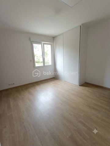 Découvrez cette agréable maison de plein pied.

Elle se compose d’une cuisine aménagée et équipée ouverte sur un grand salon, offrant un bel espace de vie convivial. Côté nuit, vous disposerez de quatre chambres, dont une avec dressing attenant, ainsi que d’une salle d’eau, d’une salle de bain avec douche et de 2 WC.

La maison bénéficie également d’une buanderie, d’une cave, d’un grand garage ainsi que d’une pièce de stockage située au-dessus de celui-ci.

À l’extérieur, vous profiterez d’une terrasse et d’un terrain entièrement clôturé. Pour ceux qui souhaitent davantage d’espace, il est également possible d’acquérir du terrain supplémentaire.

Côté confort, la maison est équipée d’un chauffage électrique et raccordée au tout-à-l’égout.

Autre atout : les commerces se trouvent à seulement quelques minutes à pied, permettant de profiter facilement des commodités du quotidien.

Une maison fonctionnelle et agréable, offrant de beaux volumes et de nombreuses possibilités, idéale pour une famille à la recherche d’espace et de confort.. À découvrir sans tarder !