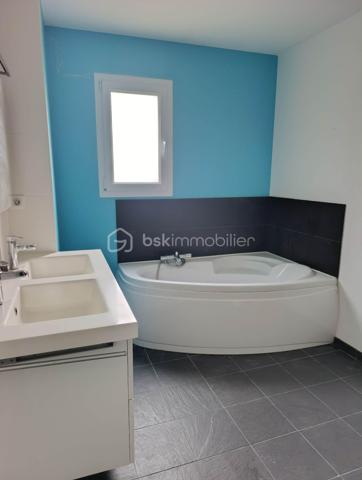 Découvrez cette agréable maison de plein pied.

Elle se compose d’une cuisine aménagée et équipée ouverte sur un grand salon, offrant un bel espace de vie convivial. Côté nuit, vous disposerez de quatre chambres, dont une avec dressing attenant, ainsi que d’une salle d’eau, d’une salle de bain avec douche et de 2 WC.

La maison bénéficie également d’une buanderie, d’une cave, d’un grand garage ainsi que d’une pièce de stockage située au-dessus de celui-ci.

À l’extérieur, vous profiterez d’une terrasse et d’un terrain entièrement clôturé. Pour ceux qui souhaitent davantage d’espace, il est également possible d’acquérir du terrain supplémentaire.

Côté confort, la maison est équipée d’un chauffage électrique et raccordée au tout-à-l’égout.

Autre atout : les commerces se trouvent à seulement quelques minutes à pied, permettant de profiter facilement des commodités du quotidien.

Une maison fonctionnelle et agréable, offrant de beaux volumes et de nombreuses possibilités, idéale pour une famille à la recherche d’espace et de confort.. À découvrir sans tarder !