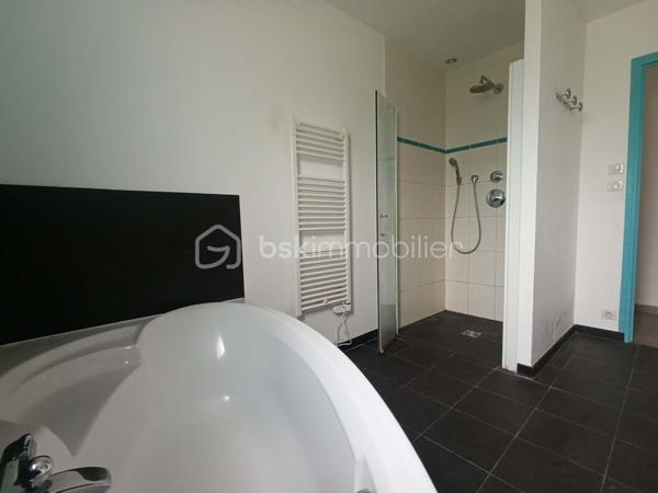 Découvrez cette agréable maison de plein pied.

Elle se compose d’une cuisine aménagée et équipée ouverte sur un grand salon, offrant un bel espace de vie convivial. Côté nuit, vous disposerez de quatre chambres, dont une avec dressing attenant, ainsi que d’une salle d’eau, d’une salle de bain avec douche et de 2 WC.

La maison bénéficie également d’une buanderie, d’une cave, d’un grand garage ainsi que d’une pièce de stockage située au-dessus de celui-ci.

À l’extérieur, vous profiterez d’une terrasse et d’un terrain entièrement clôturé. Pour ceux qui souhaitent davantage d’espace, il est également possible d’acquérir du terrain supplémentaire.

Côté confort, la maison est équipée d’un chauffage électrique et raccordée au tout-à-l’égout.

Autre atout : les commerces se trouvent à seulement quelques minutes à pied, permettant de profiter facilement des commodités du quotidien.

Une maison fonctionnelle et agréable, offrant de beaux volumes et de nombreuses possibilités, idéale pour une famille à la recherche d’espace et de confort.. À découvrir sans tarder !