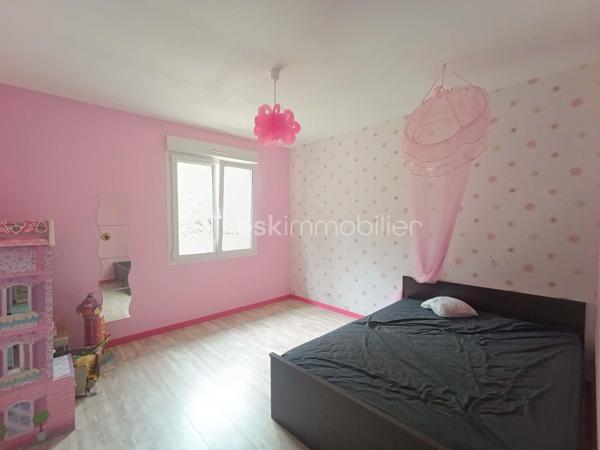 Découvrez cette agréable maison de plein pied.

Elle se compose d’une cuisine aménagée et équipée ouverte sur un grand salon, offrant un bel espace de vie convivial. Côté nuit, vous disposerez de quatre chambres, dont une avec dressing attenant, ainsi que d’une salle d’eau, d’une salle de bain avec douche et de 2 WC.

La maison bénéficie également d’une buanderie, d’une cave, d’un grand garage ainsi que d’une pièce de stockage située au-dessus de celui-ci.

À l’extérieur, vous profiterez d’une terrasse et d’un terrain entièrement clôturé. Pour ceux qui souhaitent davantage d’espace, il est également possible d’acquérir du terrain supplémentaire.

Côté confort, la maison est équipée d’un chauffage électrique et raccordée au tout-à-l’égout.

Autre atout : les commerces se trouvent à seulement quelques minutes à pied, permettant de profiter facilement des commodités du quotidien.

Une maison fonctionnelle et agréable, offrant de beaux volumes et de nombreuses possibilités, idéale pour une famille à la recherche d’espace et de confort.. À découvrir sans tarder !
