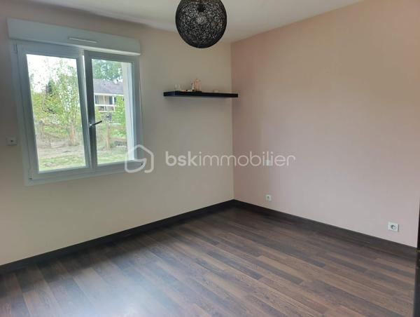 Découvrez cette agréable maison de plein pied.

Elle se compose d’une cuisine aménagée et équipée ouverte sur un grand salon, offrant un bel espace de vie convivial. Côté nuit, vous disposerez de quatre chambres, dont une avec dressing attenant, ainsi que d’une salle d’eau, d’une salle de bain avec douche et de 2 WC.

La maison bénéficie également d’une buanderie, d’une cave, d’un grand garage ainsi que d’une pièce de stockage située au-dessus de celui-ci.

À l’extérieur, vous profiterez d’une terrasse et d’un terrain entièrement clôturé. Pour ceux qui souhaitent davantage d’espace, il est également possible d’acquérir du terrain supplémentaire.

Côté confort, la maison est équipée d’un chauffage électrique et raccordée au tout-à-l’égout.

Autre atout : les commerces se trouvent à seulement quelques minutes à pied, permettant de profiter facilement des commodités du quotidien.

Une maison fonctionnelle et agréable, offrant de beaux volumes et de nombreuses possibilités, idéale pour une famille à la recherche d’espace et de confort.. À découvrir sans tarder !