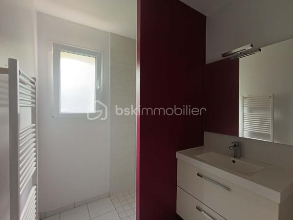 Découvrez cette agréable maison de plein pied.

Elle se compose d’une cuisine aménagée et équipée ouverte sur un grand salon, offrant un bel espace de vie convivial. Côté nuit, vous disposerez de quatre chambres, dont une avec dressing attenant, ainsi que d’une salle d’eau, d’une salle de bain avec douche et de 2 WC.

La maison bénéficie également d’une buanderie, d’une cave, d’un grand garage ainsi que d’une pièce de stockage située au-dessus de celui-ci.

À l’extérieur, vous profiterez d’une terrasse et d’un terrain entièrement clôturé. Pour ceux qui souhaitent davantage d’espace, il est également possible d’acquérir du terrain supplémentaire.

Côté confort, la maison est équipée d’un chauffage électrique et raccordée au tout-à-l’égout.

Autre atout : les commerces se trouvent à seulement quelques minutes à pied, permettant de profiter facilement des commodités du quotidien.

Une maison fonctionnelle et agréable, offrant de beaux volumes et de nombreuses possibilités, idéale pour une famille à la recherche d’espace et de confort.. À découvrir sans tarder !