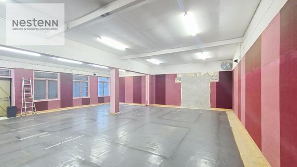 Investisseurs : Immeuble centre ville de Calais avec 6 appartements loués et 1 local commercial de 240 m2 à rénover + caves